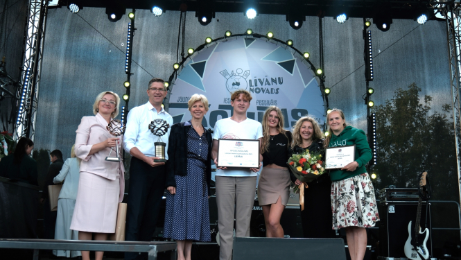 Latvijas Jauniešu galvaspilsētas 2025 paziņošana – Liepājas pārstāvji ar izglītības un zinātnes ministri. 