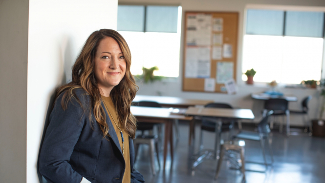 sieviete smaida pie lekciju telpas