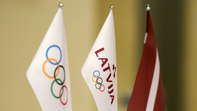 Olimpisko spēļu, LOK un Latvijas karodziņi