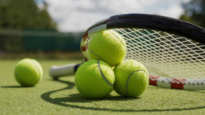 Tenisa raķete ar tenisa bumbiņām