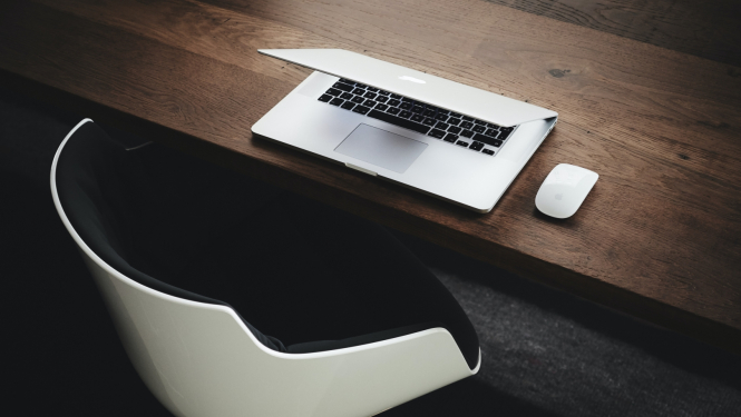 galds ar datoru un krēslu