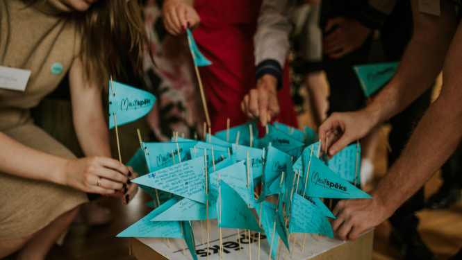 Zili karodziņi ar "Mācītspēks" logotipu