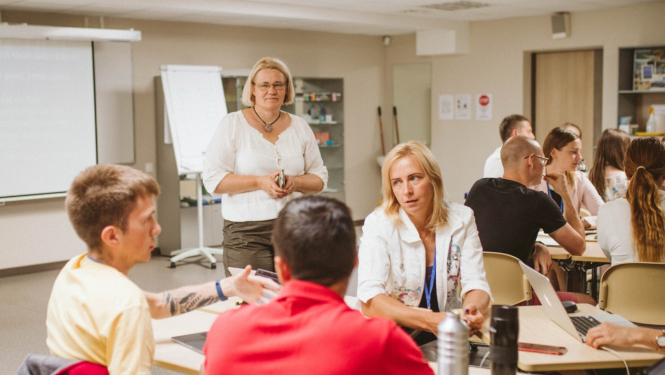 Mācītspēks skolotāji lekcijā pie Ilzes Šūmanes