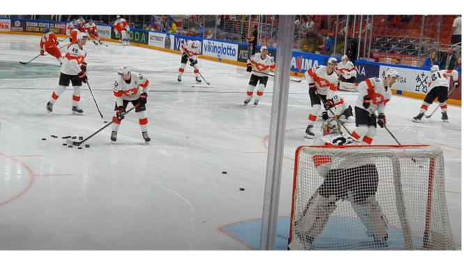 Hokejisti uz laukuma spēlē hokeju 