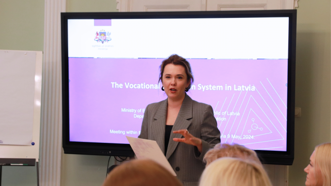 Valsts sekretāra vietniece - Politikas iniciatīvu un attīstības departamenta direktore, valsts sekretāra pienākumu izpildītāja Ilze Saleniece uzrunā tikšanās dalībniekus