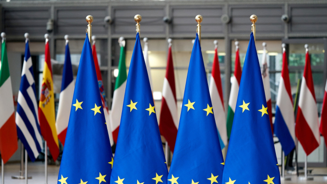 Eiropas Savienības karogi uz dalībvalstu karogu fona