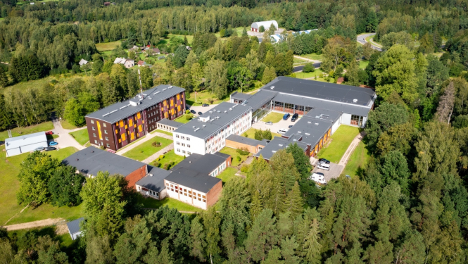 Murjāņu sporta ģimnāzija no putna lidojuma. Koku ieskautas vairākas daudzstāvu ēkas.