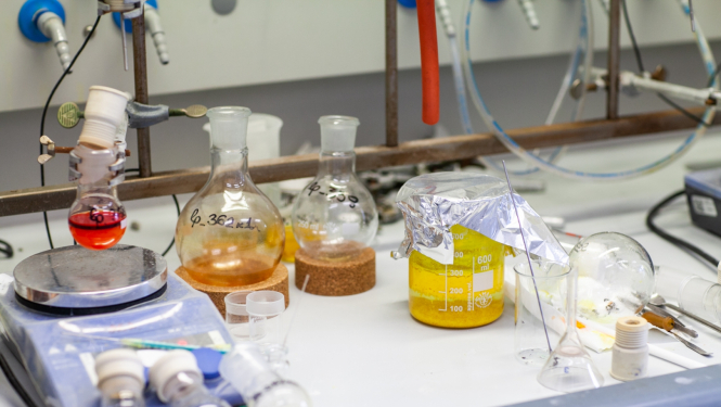 galds  ar mēģenēm