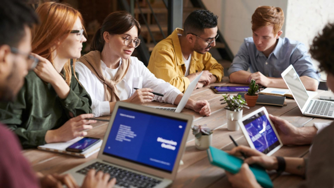 Studenti mācās pie viena galda