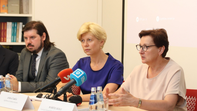 Preses konferencē pie galda sēž izglītības un zinātnes ministre Anda Čakša, Latvijas Universitātes Studiju inovācijas nodaļas vadītāja Mārīte Seile un IZM Valsts sekretāra vietnieks Jānis Paiders