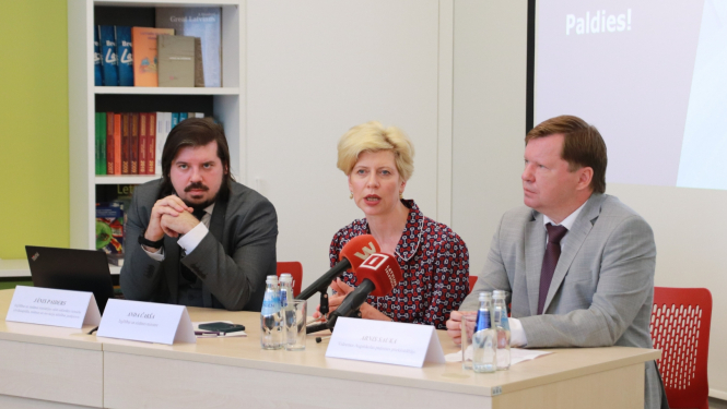 Preses konferencē pie galda sēž izglītības un zinātnes ministre Anda Čakša, IZM Valsts sekretāra vietnieks cilvēkkapitāla, zinātnes un inovāciju attīstības jautājumos Jānis Paiders, Vidzemes Augstskolas padomes priekšsēdētājs Arnis Sauka