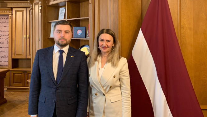 Izglītības un zinātnes ministrijas valsts sekretāra pienākumu izpildītāja Inita Juhņēviča ar Ukrainas vēstnieku Latvijā V. E. Anatoliju Kucevolu