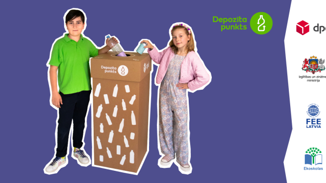 Uz violeta fona stāv puika un meitene, pa vidu starp viņiem ir papīra depozīta kaste, kurā abi bērni liek iekšā tukšas plastmasas pudeles, lai pēc tam šīs pudeles nonāktu otrreizējais pārstrādei.