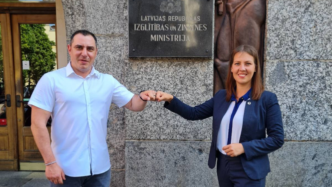 Parlamentārais sekretārs un ministre