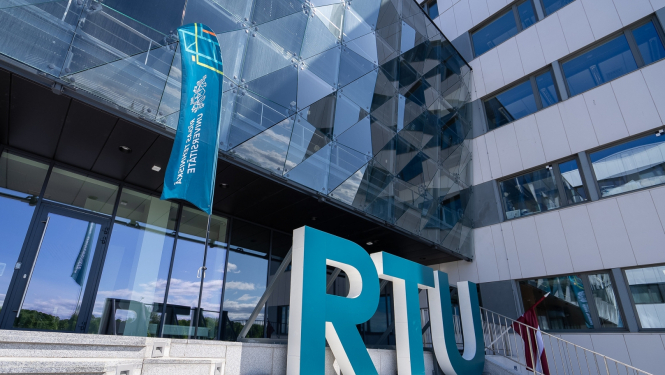 RTU ēkas kāpnes, uz kurām izvietoti lieli zaļi burti RTU