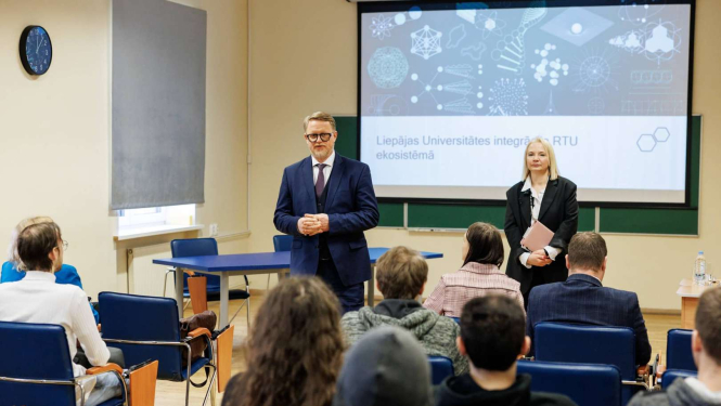RTU rektors Tālis Juhna un LiepU rektore Dace Medne tiekas ar studentiem Liepājā. Foto – Toms Norde