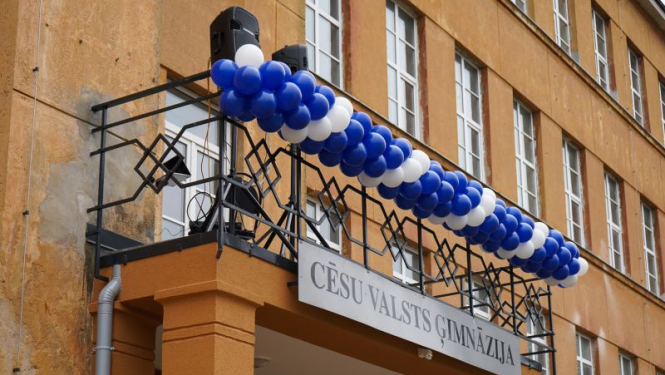 Cēsu Valsts ģimnāzijas galvenā ieeja izrotāta ar baloniem