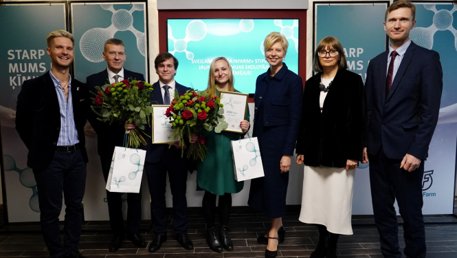 Divi jaunie ķīmijas skolotāji saņem 3000 eiro stipendijas no AS “Olainfarm” 