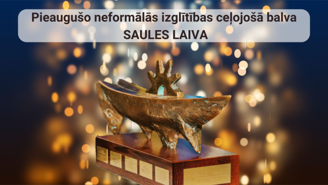 Attēla centrā ir Saules laiva apbalvojums - uz koka pamatnes no metāla izgatavota laiva, kuras iekšpusē ir stilzēta saule