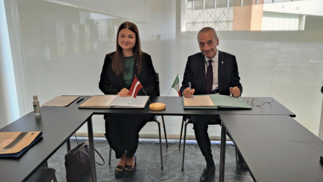 Silvija Reinberga un Prof. Teodoro Valente paraksta IZM un Itālijas Republikas Kosmosa aģentūras saprašanās memorandu