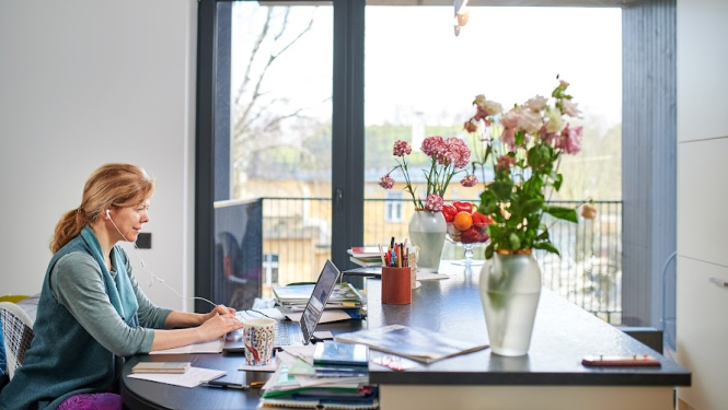 skolotāja pie galda