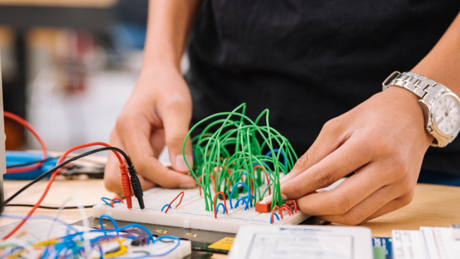 elektriskie vadi un rokas