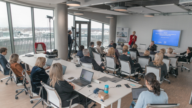 LU un IZM diskusija ar skolotājiem un izglītības pārvaldes dalībniekiem, cilvēki sēž pie galdiem, ministre runā