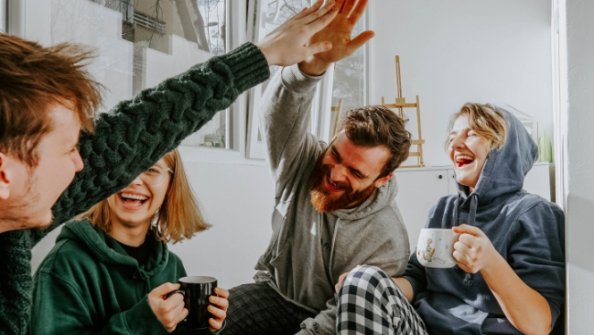 četri cilvēki ir priecīgi un dod pieci