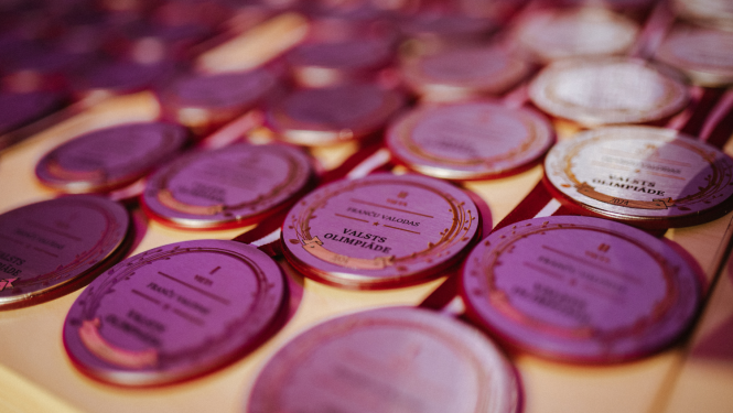 Medaļas saliktas uz galda