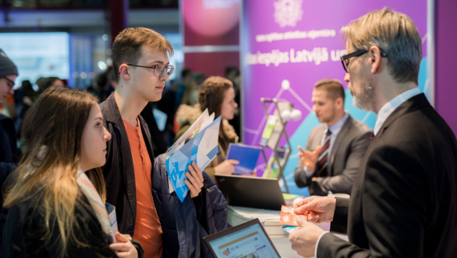 jaunieši sarunājas ar VIAA pārstāvi izstādē Skola 2023