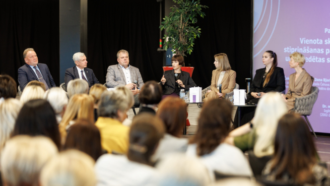 Konferences dalībnieki un paneļdiskusija