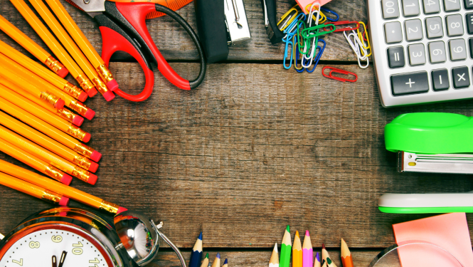 Dažādas kancelejas preces - zīmuļi, šķēres, kalkulators, skavotājs, saspraudes