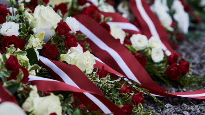 Ziedi ar Latvijas karogiem