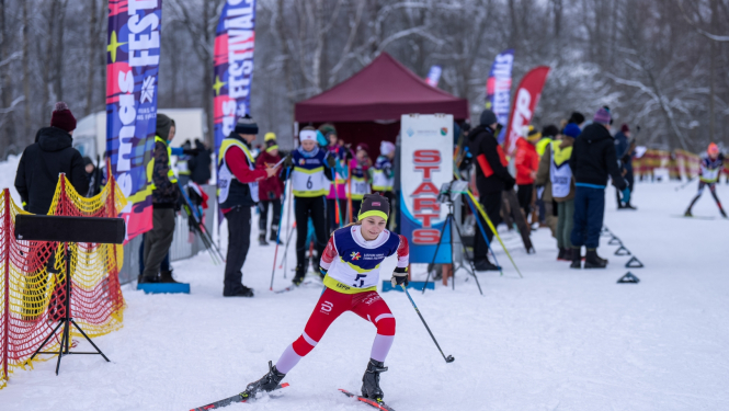 Ziemas festivālā meitene slēpo