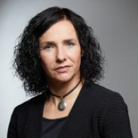 izglītības un zinātnes ministre