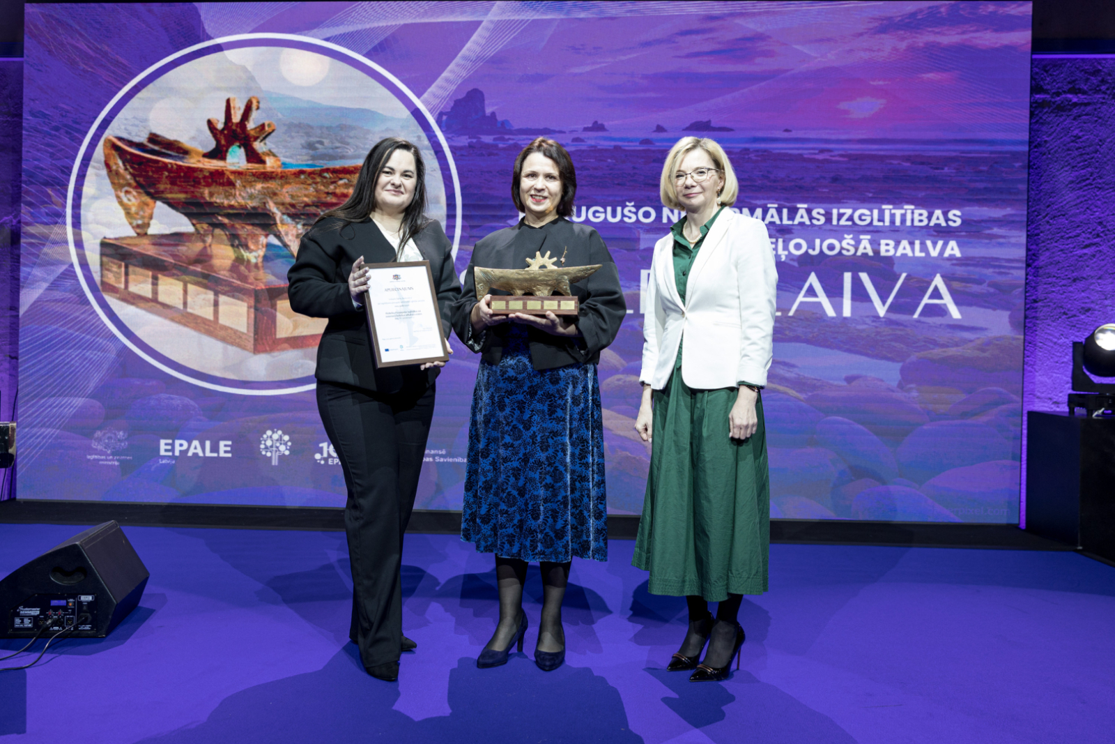 EPALE projekta vadītāja Oksana Soročina, Dobeles Pieaugušo izglītības un uzņēmējdarbības atbalsta centra vadītāja Monta Mantrova, IZM Profesionālās un pieaugušo izglītības departamenta direktora vietniece Ieva Suškeviča