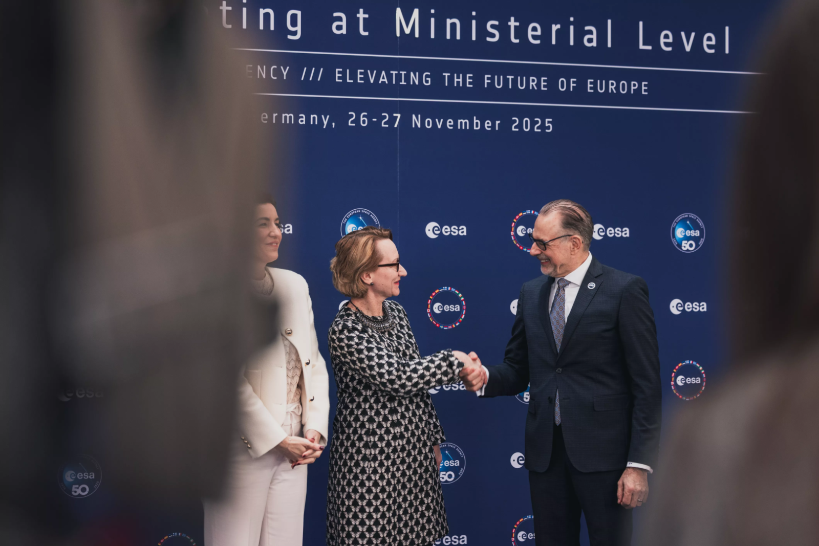 IZM ministre Dace Melbārde Eiropas Kosmosa aģentūras Ministru padomes sanāksmē Brēmenē paspiež roku