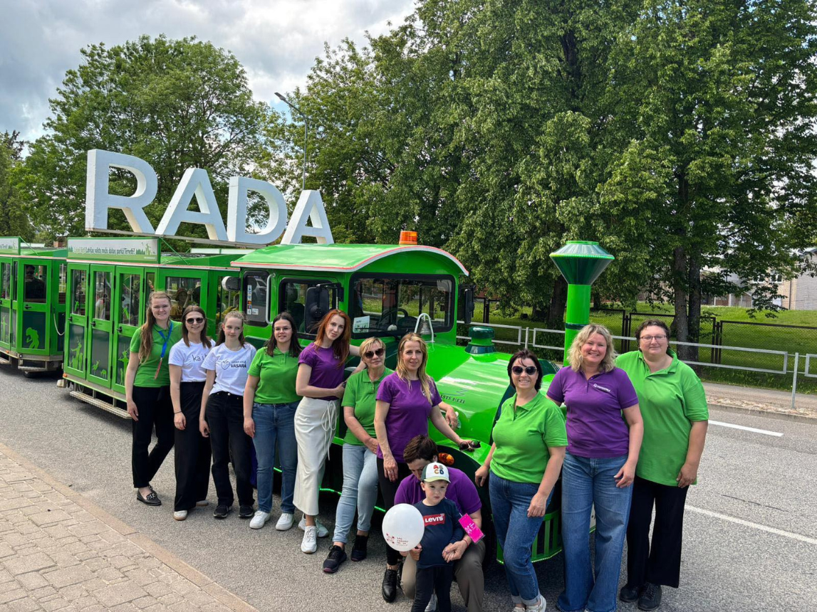 Dobeles PIUAC kolektīvs Dobeles pilsētas svētkos. Foto no Montas Mantrovas personīgā arhīva