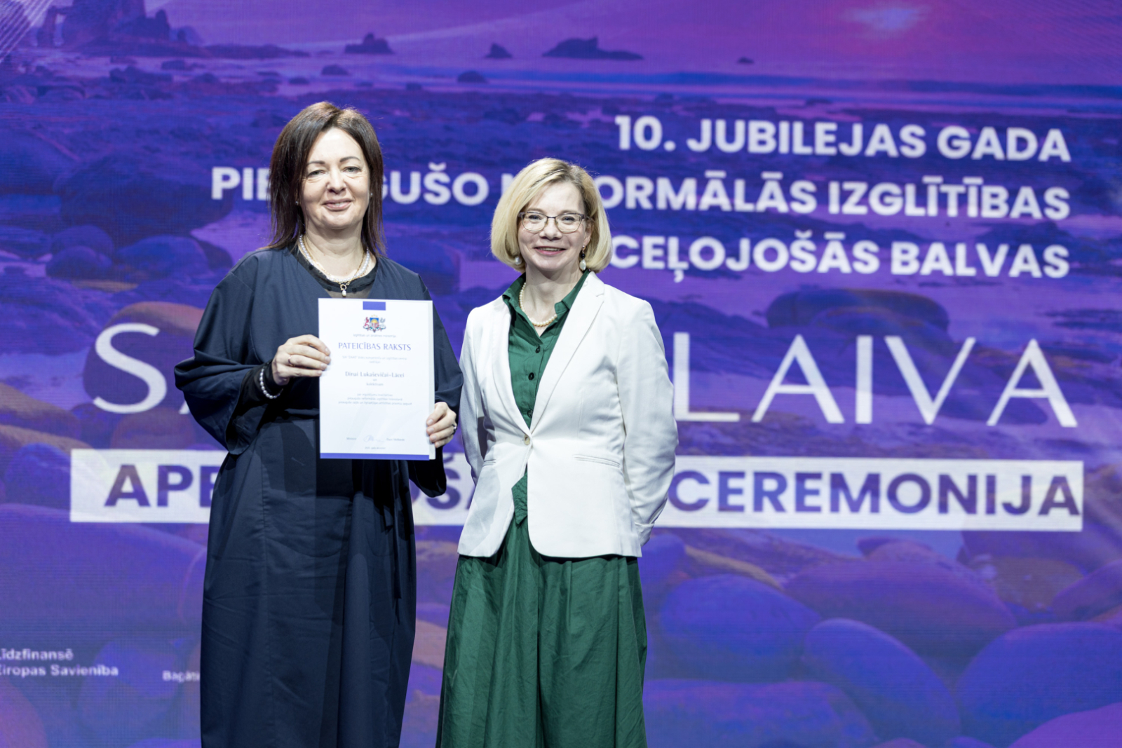 SIA “ZAAO” Vides kompetenču un izglītības centra vides izglītības projektu vadītāja, mācību vadītāja Evija Tiltiņa un IZM Profesionālās un pieaugušo izglītības departamenta direktora vietniece Ieva Suškeviča