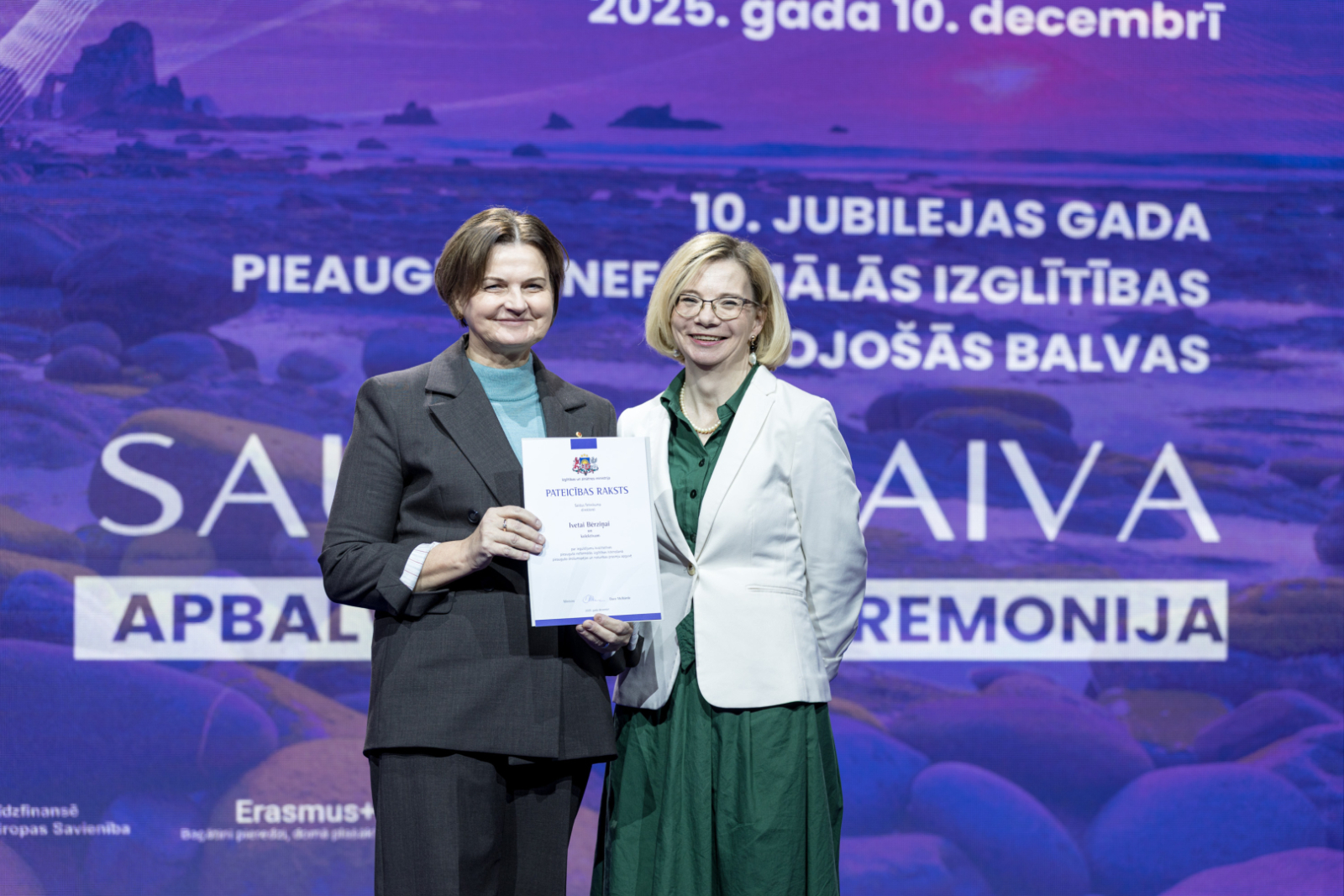 Saldus tehnikuma direktore Iveta Bērziņa un IZM Profesionālās un pieaugušo izglītības departamenta direktora vietniece Ieva Suškeviča