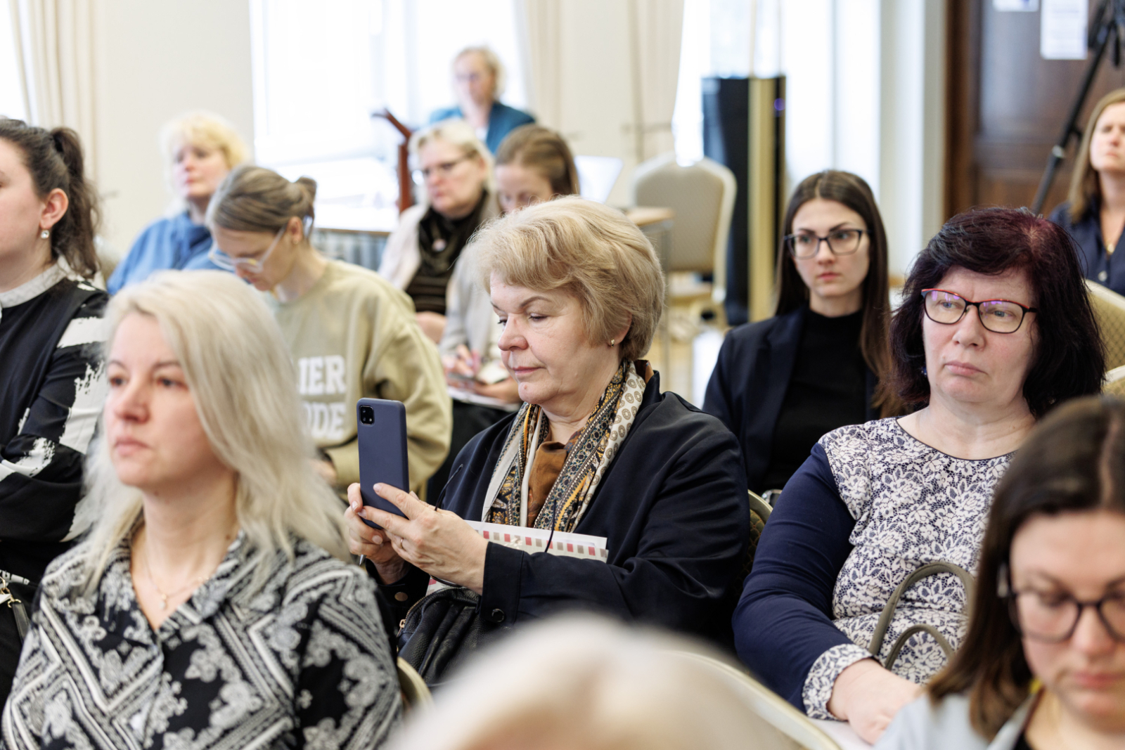 Semināra dalībnieki klausās semināru