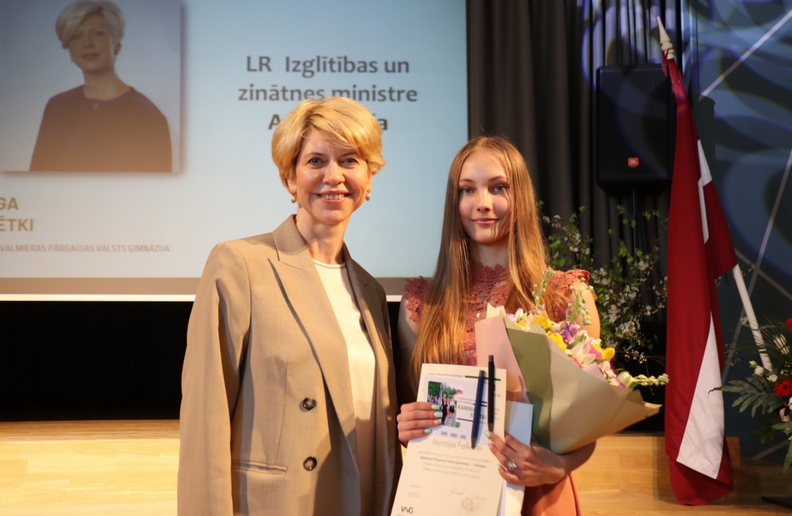 Izglītības un zinātnes ministre reģionālajā vizītē apmeklēja Valmieras novada skolas