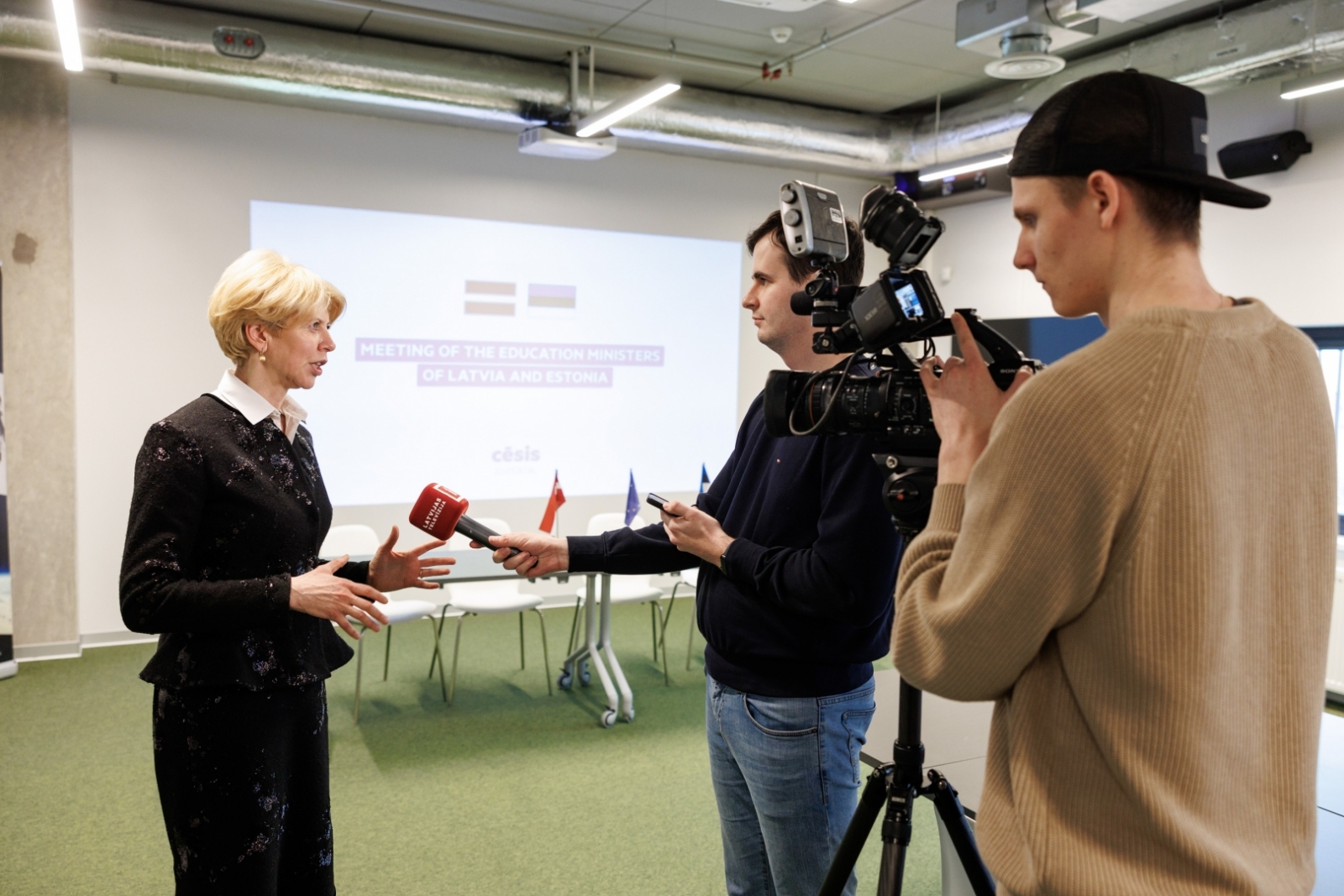 Izglītības un zinātnes ministre Anda Čakša sniedz interviju televīzijai