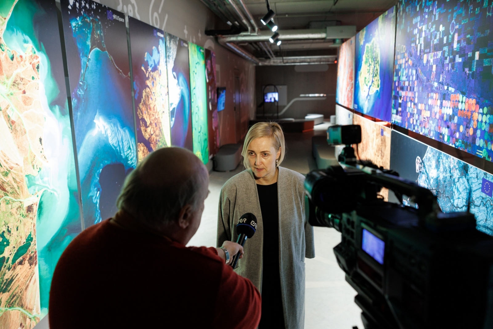 Izglītības ministre Kristīna Kallasa sniedz interviju televīzijai