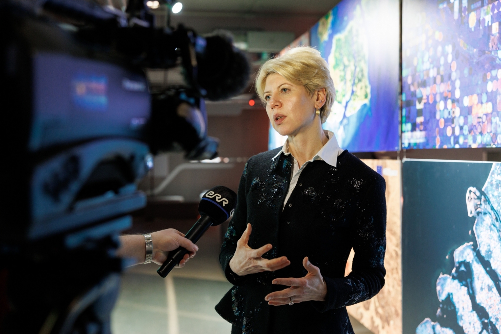 Izglītības un zinātnes ministre Anda Čakša sniedz interviju televīzijai