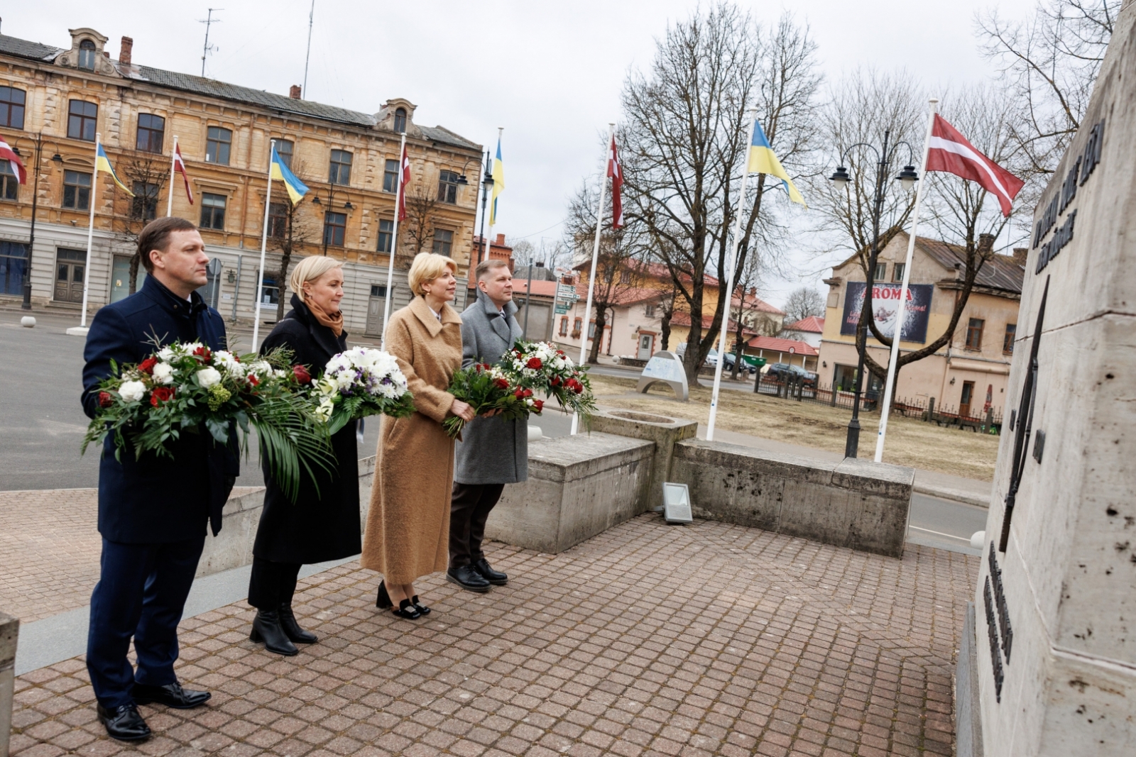 Izglītības un zinātnes ministre Anda Čakša un Igaunijas izglītības ministre Kristīna Kallasa noliek ziedus pie Uzvaras pieminekļa Cēsīs