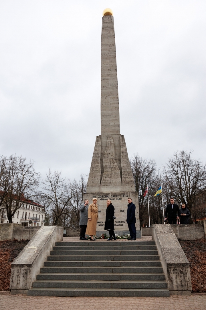 Izglītības un zinātnes ministre Anda Čakša un Igaunijas izglītības ministre Kristīna Kallasa noliek ziedus pie Uzvaras pieminekļa Cēsīs