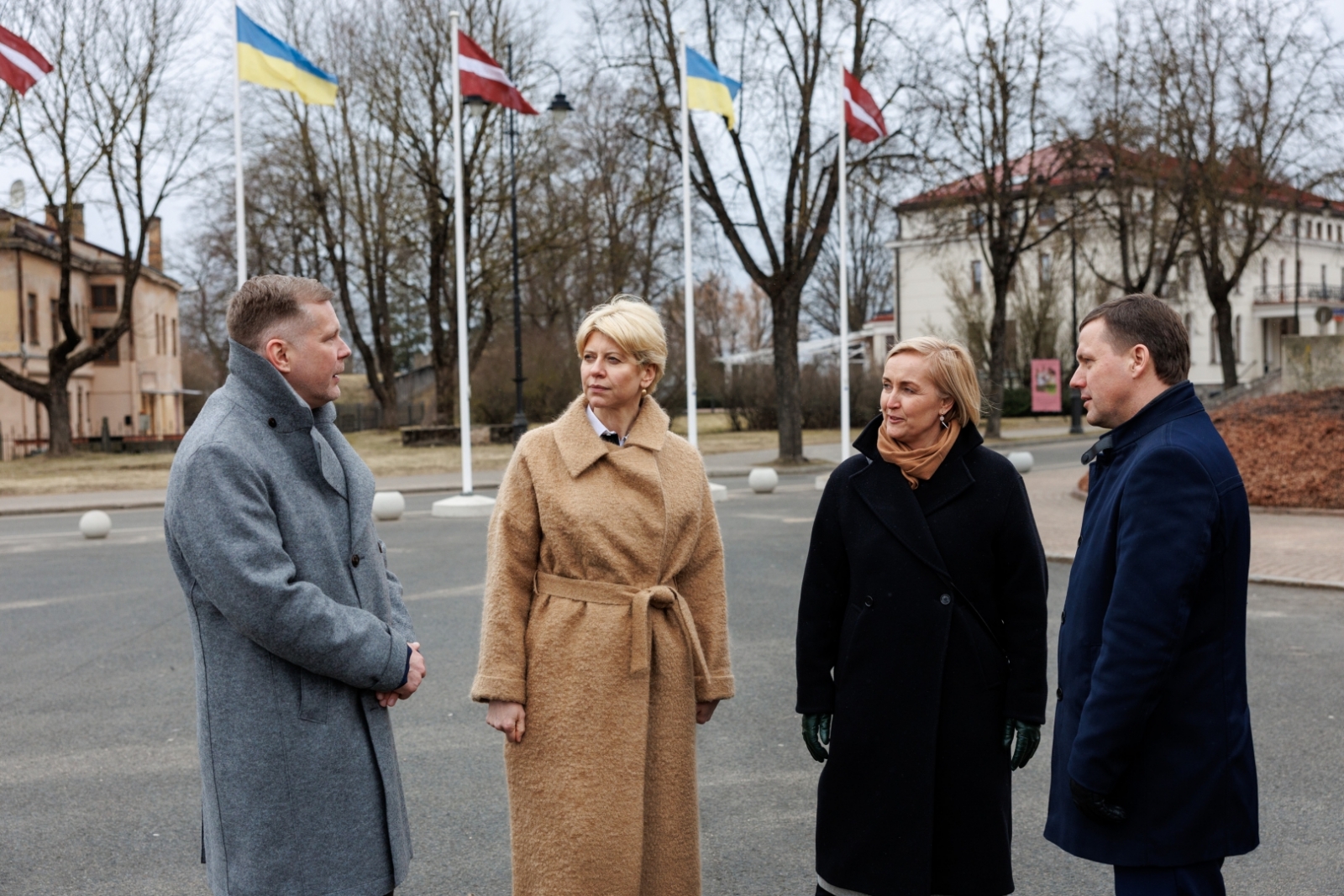 Izglītības un zinātnes ministre Anda Čakša un Igaunijas izglītības ministre Kristīna Kallasa noliek ziedus pie Uzvaras pieminekļa Cēsīs