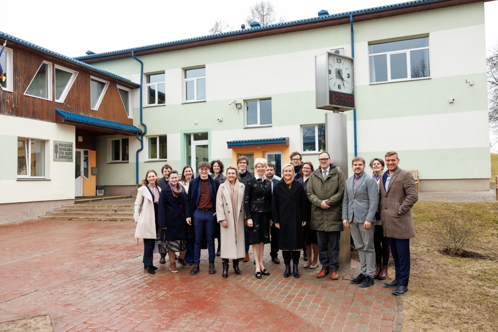 Latvijas un Igaunijas delegāciju kopbilde pie Draudzīgā aicinājuma Cēsu Valsts ģimnāzijas 