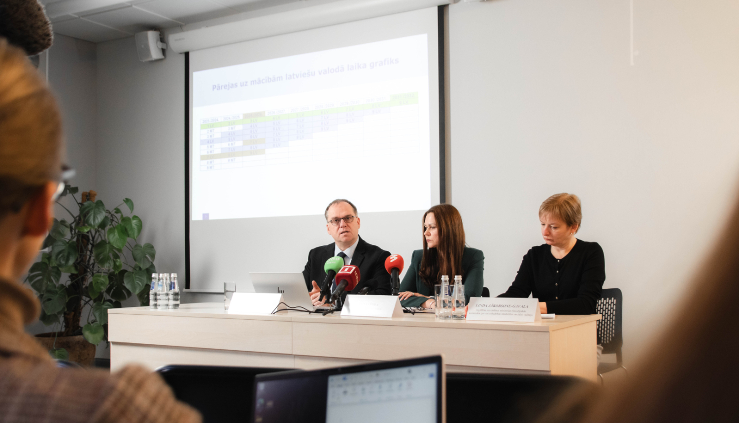 Rolands Ozols, IZM valsts sekretāra vietnieks izglītības politikas jautājumos. Inita Vītola, Latviešu valodas aģentūras direktore. Linda Jākobsone-Gavala, IZM Stratēģiskās komunikācijas un sabiedrības līdzdalības nodaļas vadītāja.